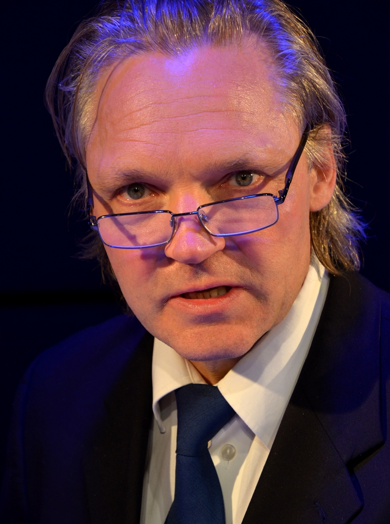 Lennart Eriksson, skådespelare i teatern: Bakom leendet - Mannen mitt emellan 
