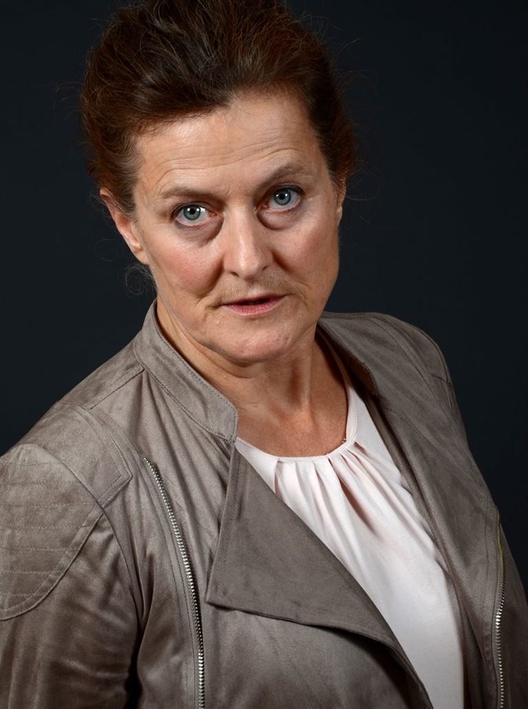Eva Ahlberg i rollen som "Kvinnan mitt emellan"